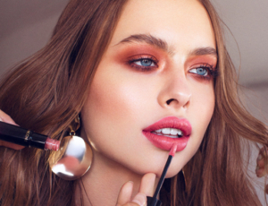 Maquillaje de verano: looks con ojos esfumados y bocas definidas