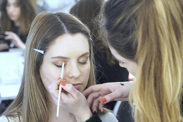 curso-maquillaje-profesional-maquillando2 curso maquillaje profesional - practicando