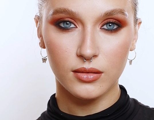 Maquillaje de ojos celestes con la técnica de smokey eyes contrastado
